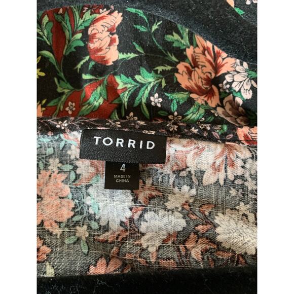 Torrid v neck floral top with tiered hemline size 4X - Picture 2 of 6